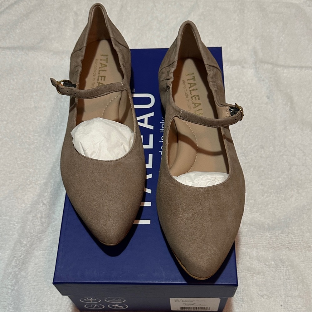 NWT- Italeau Melia. Taupe